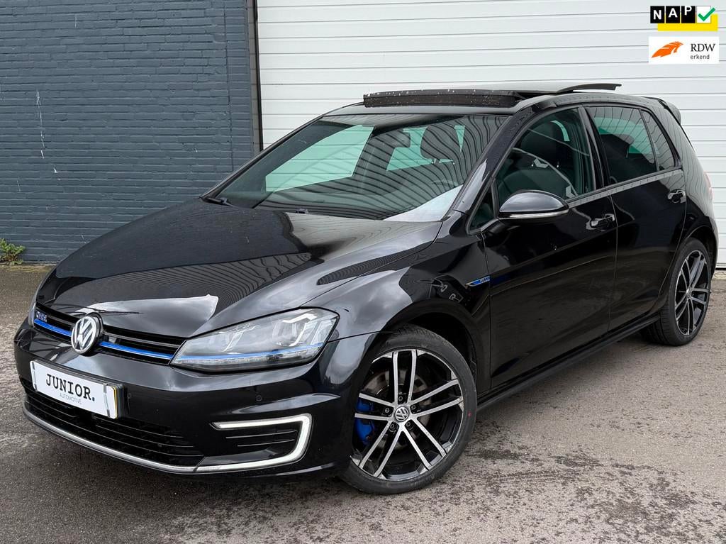 Volkswagen Golf 1.4 TSI GTE PANORAMADAK/KEYLES/LEDER/CAMERA/, Auto's, Volkswagen, 8 kWh, Automatische klimaatregeling, Gebruikt