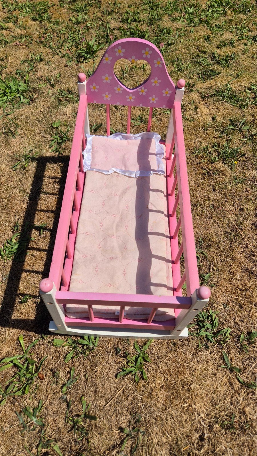 Roze houten poppenwiegje met hartjes en bloemetjes, Ophalen, Gebruikt, Babypop