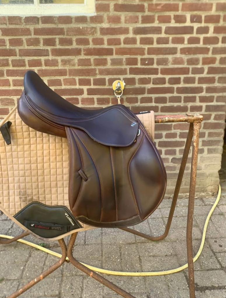 Bruin Euroriding springzadel en zwart Kentaur dressuurzadel, Dieren en Toebehoren, Paarden en Pony's | Zadels, Ophalen of Verzenden