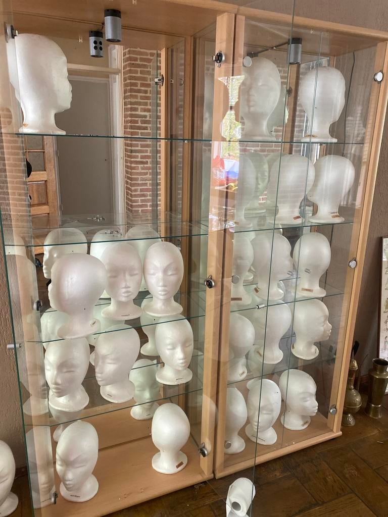 Glazen vitrinekast met houten frame, Huis en Inrichting, Woonaccessoires | Overige, Gebruikt, Hout, Beige, Modern, Ophalen of Verzenden