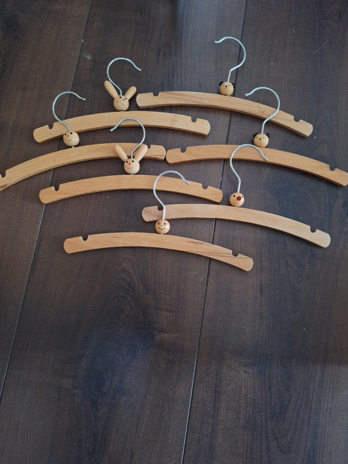 Houten kinderhangers met dierenhoofdjes - Set van 7, Kinderen en Baby's, Bruin, Ophalen of Verzenden, Gebruikt, Overige typen