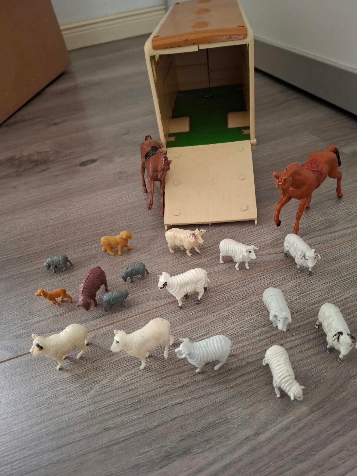 Vintage paardentrailer met paarden en schapen speelgoedset, Ophalen of Verzenden, Gebruikt