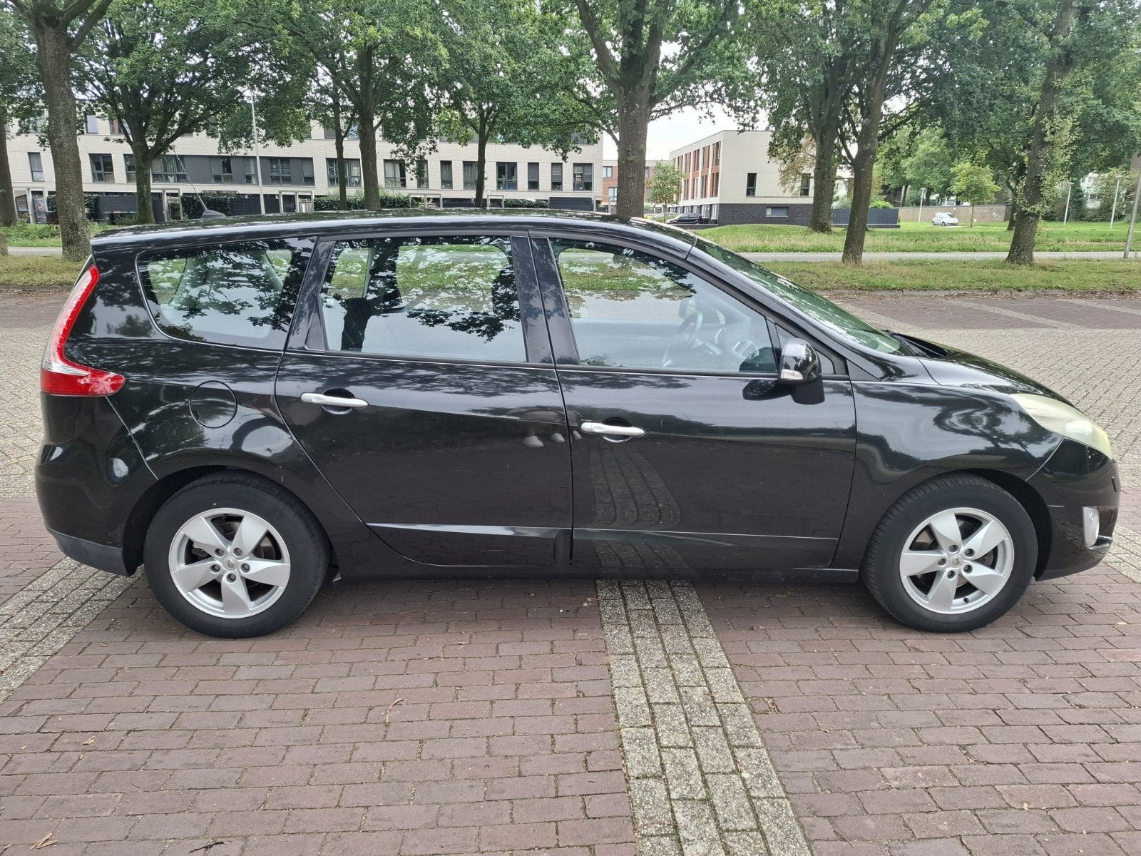 Foto 4 van RENAULT GRAND SCENIC 1.4i 6 VERSN. AIRCO APK CRUISE KEYLESS