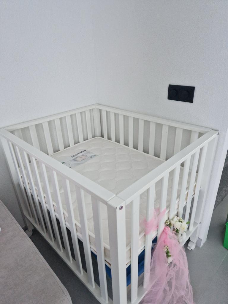 Childwood box met wielen - incl boxmatras!, Ophalen, Gebruikt, Vierkant, Wieltjes