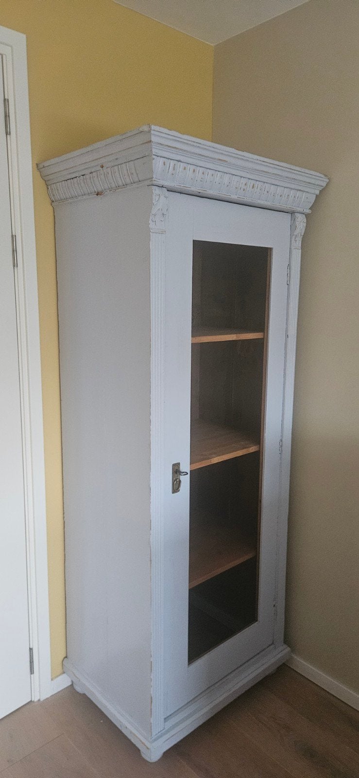 Mooie oude lichtblauwe houten kast met glazen deur, Antiek en Kunst, Ophalen