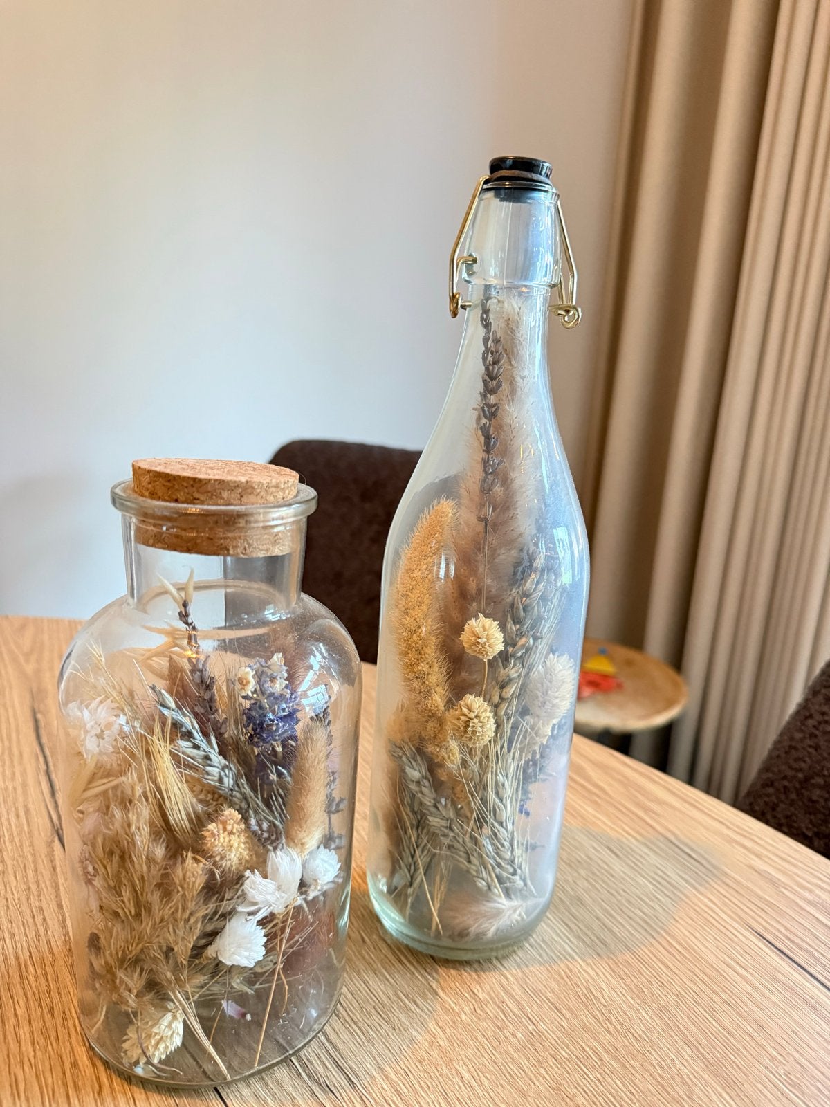 Glazen flessen met droogbloemen - Decoratieve set, Inclusief droogbloemen, Meerkleurig, Ophalen of Verzenden, Glas