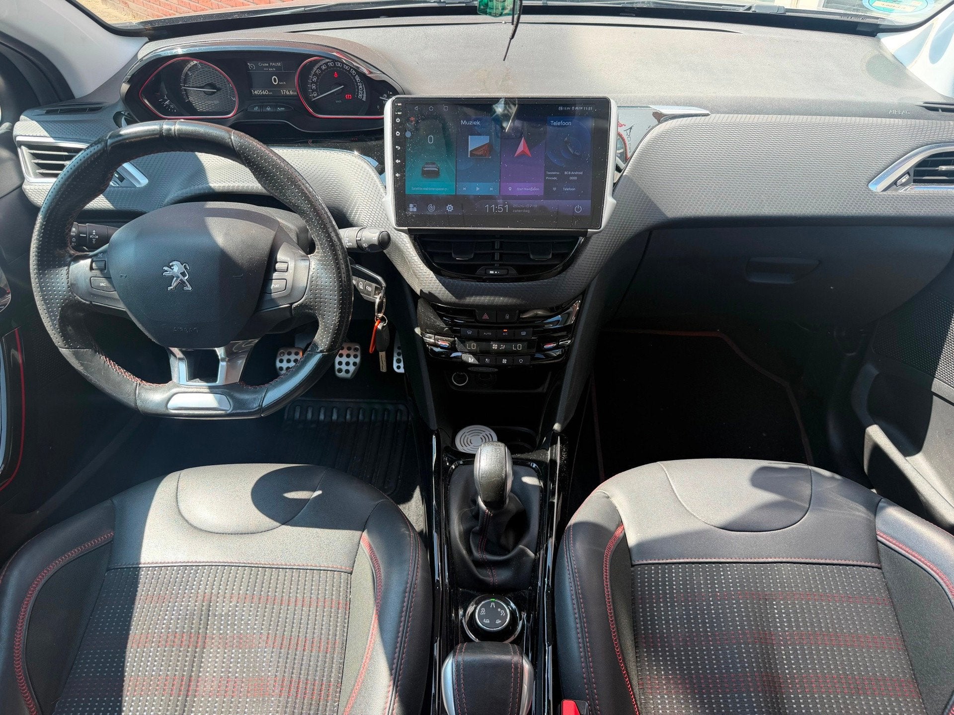 Peugeot 2008 1.2 PureTech GT-line / Leder / PDC / Navi / Cru, Auto's, Voorwielaandrijving, Met garantie (alle), Leder en Stof