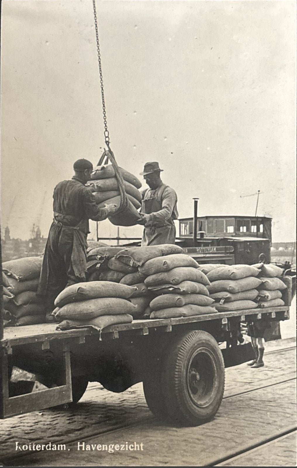 Rotterdam zuid, havengezicht laden van zakken op vrachtauto, Ophalen of Verzenden, 1920 tot 1940, Gelopen, Zuid-Holland