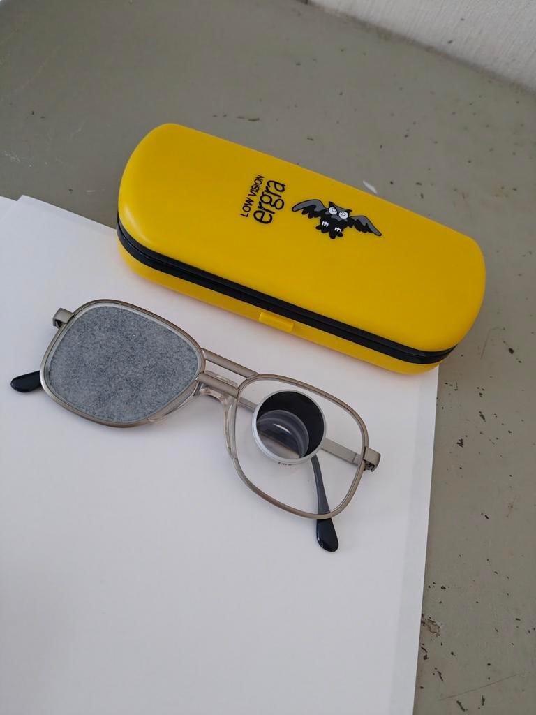 Low Vision Ergra Loepbril met Gele Etui 1.8x, Hobby en Vrije tijd, Vergrootglazen, Loepen en Loeplampen, Ophalen of Verzenden
