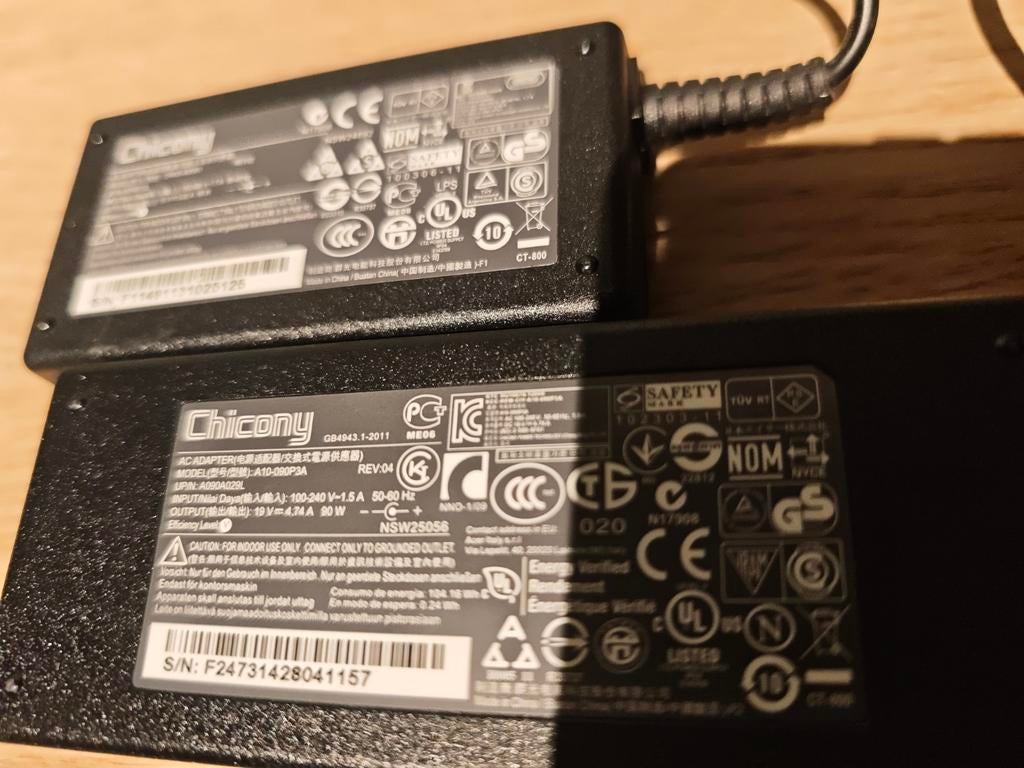 Chicony Laptop Voedingen 19V - 2 stuks voor diverse laptops, Ophalen of Verzenden, Gebruikt, Chicony