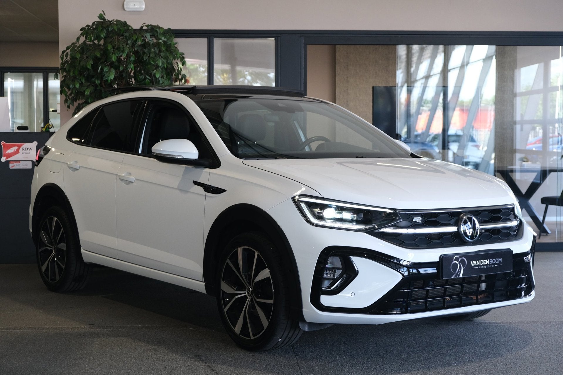 Volkswagen Taigo 1.5 TSI 2x R-Line 150PK DSG Pano Navi Virtu, Dealer onderhouden, 4 cilinders, Alcantara, Wit
