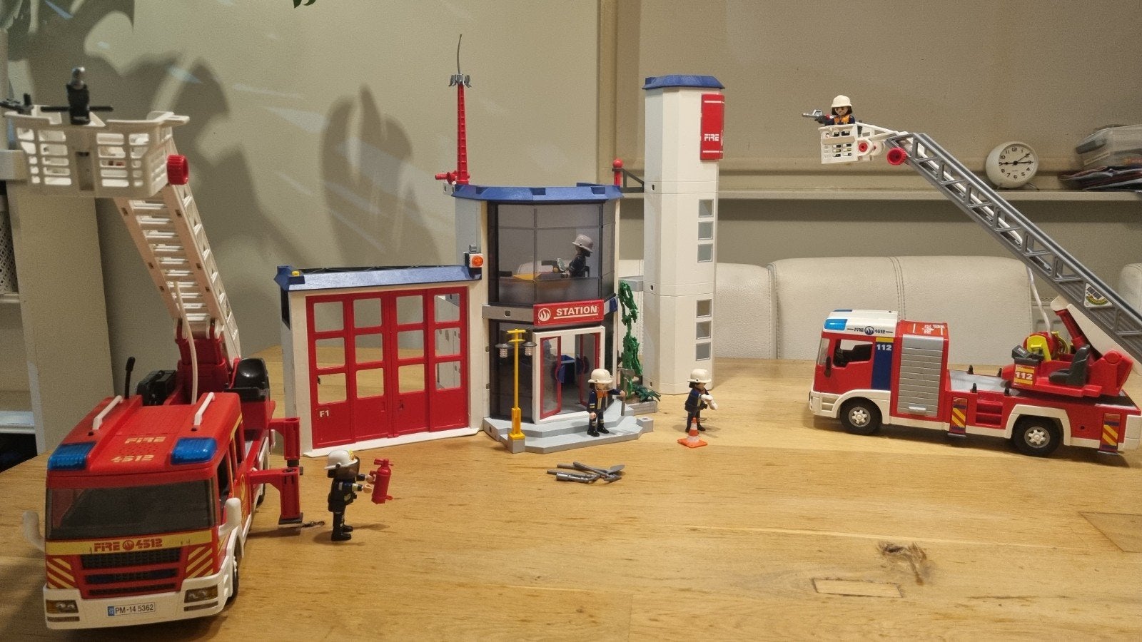 Playmobil Brandweer Kazerne en 2 wagens, Ophalen of Verzenden, Gebruikt