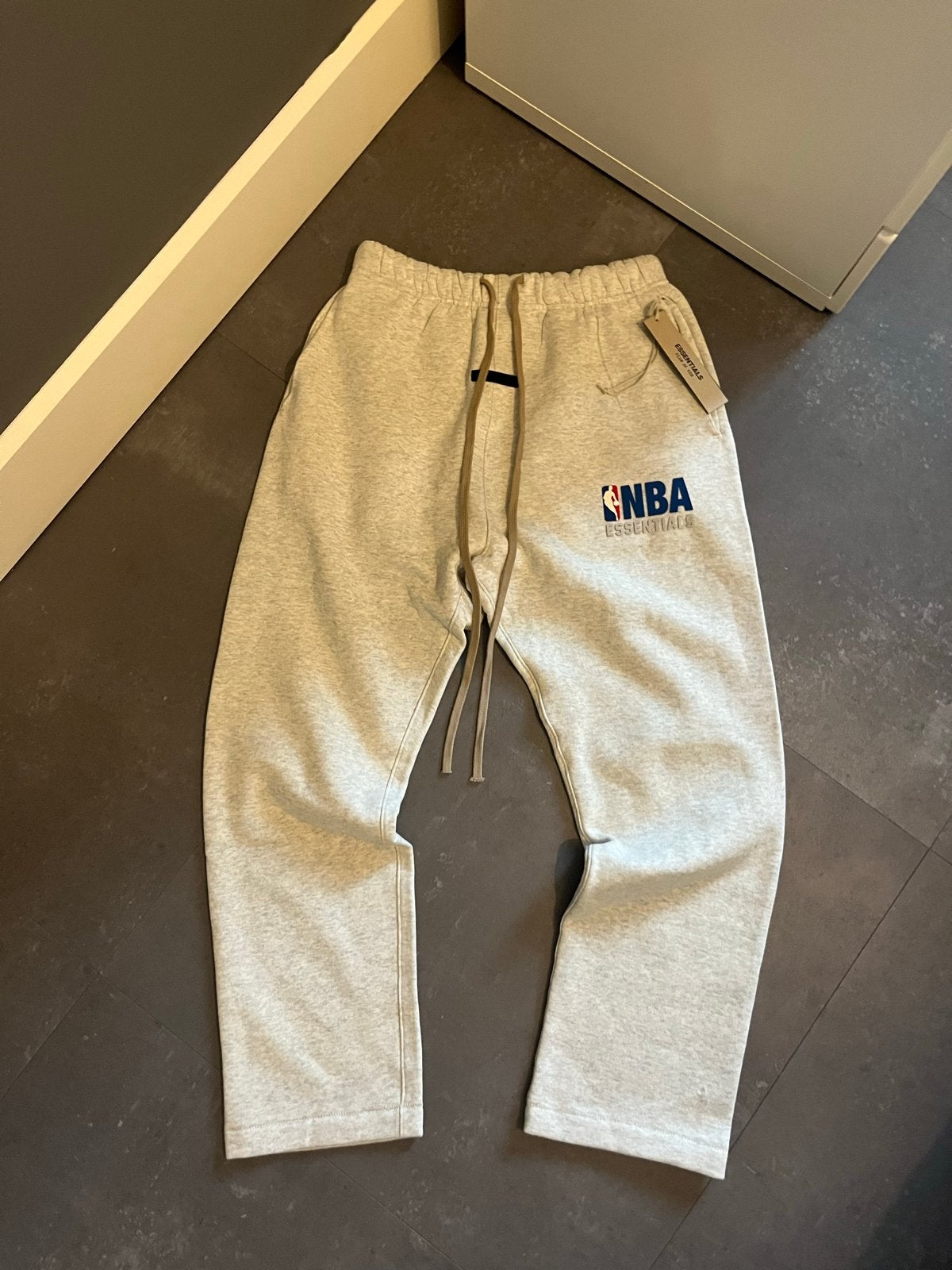 Fear of God Essentials NBA Sweatpants Grijs, Kleding | Heren, Spijkerbroeken en Jeans, Verzenden, Nieuw, Grijs, Overige jeansmaten