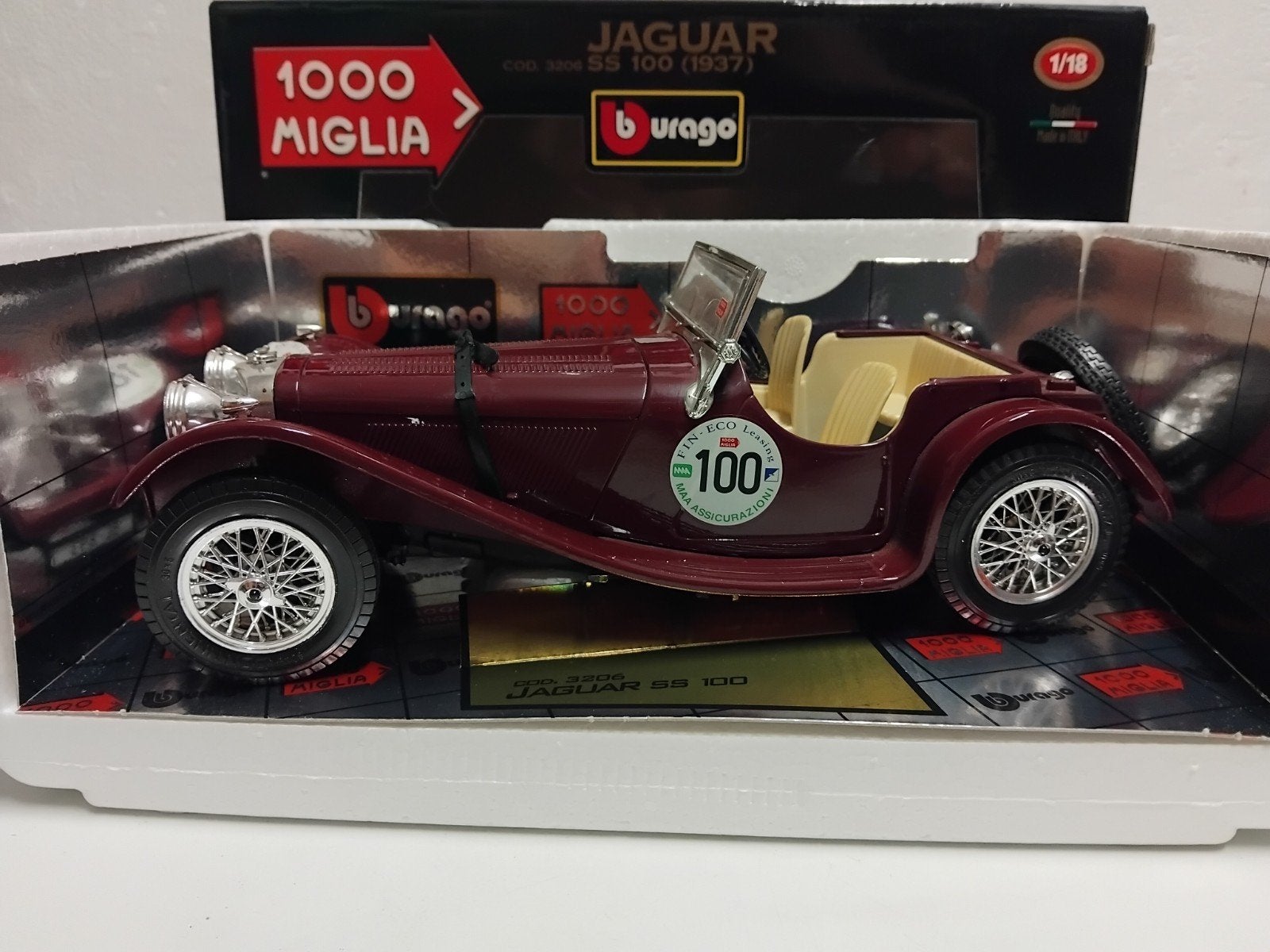 Jaguar SS 100 bordeaux 1000 Mille Miglia Bburago 1:18 KRD, Ophalen of Verzenden, Zo goed als nieuw, Auto, Bburago