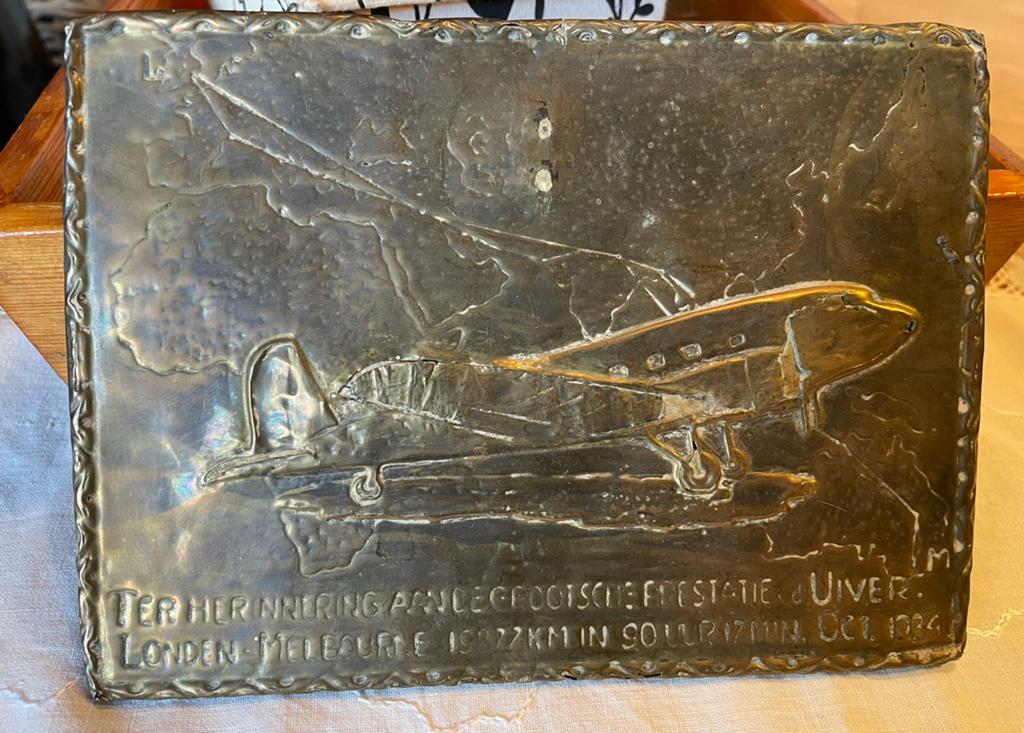 Koperen bordje vliegtuig Uiver uit 1934, Ophalen of Verzenden, Gebruikt, Overige typen