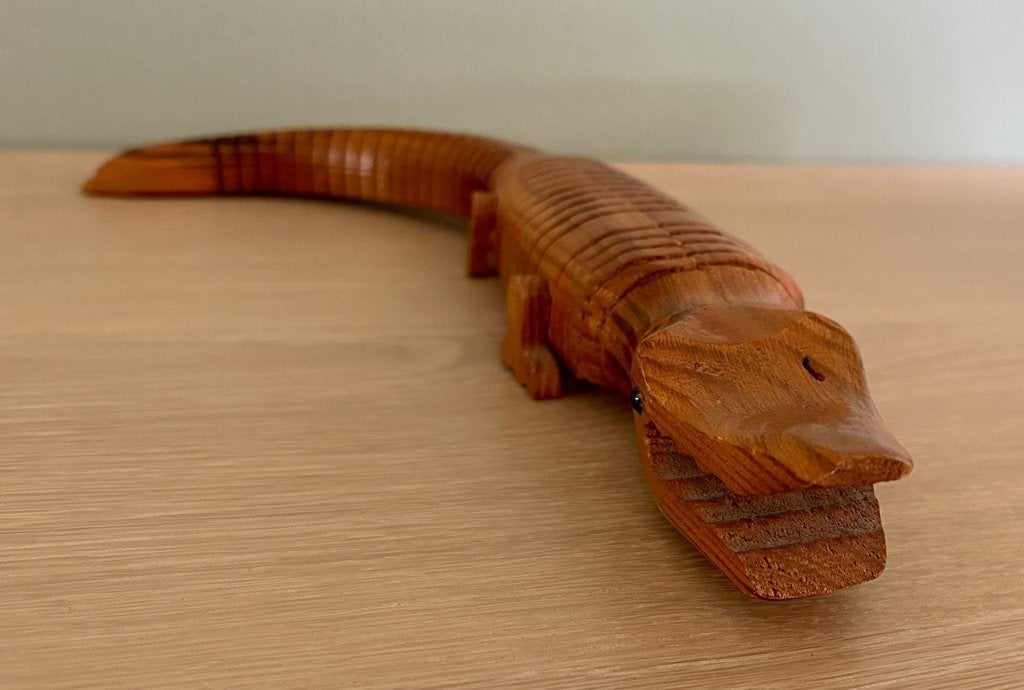 Handgesneden houten krokodil dat kan buigen, Antiek en Kunst, Ophalen of Verzenden, Houtsnijwerk, Bruin