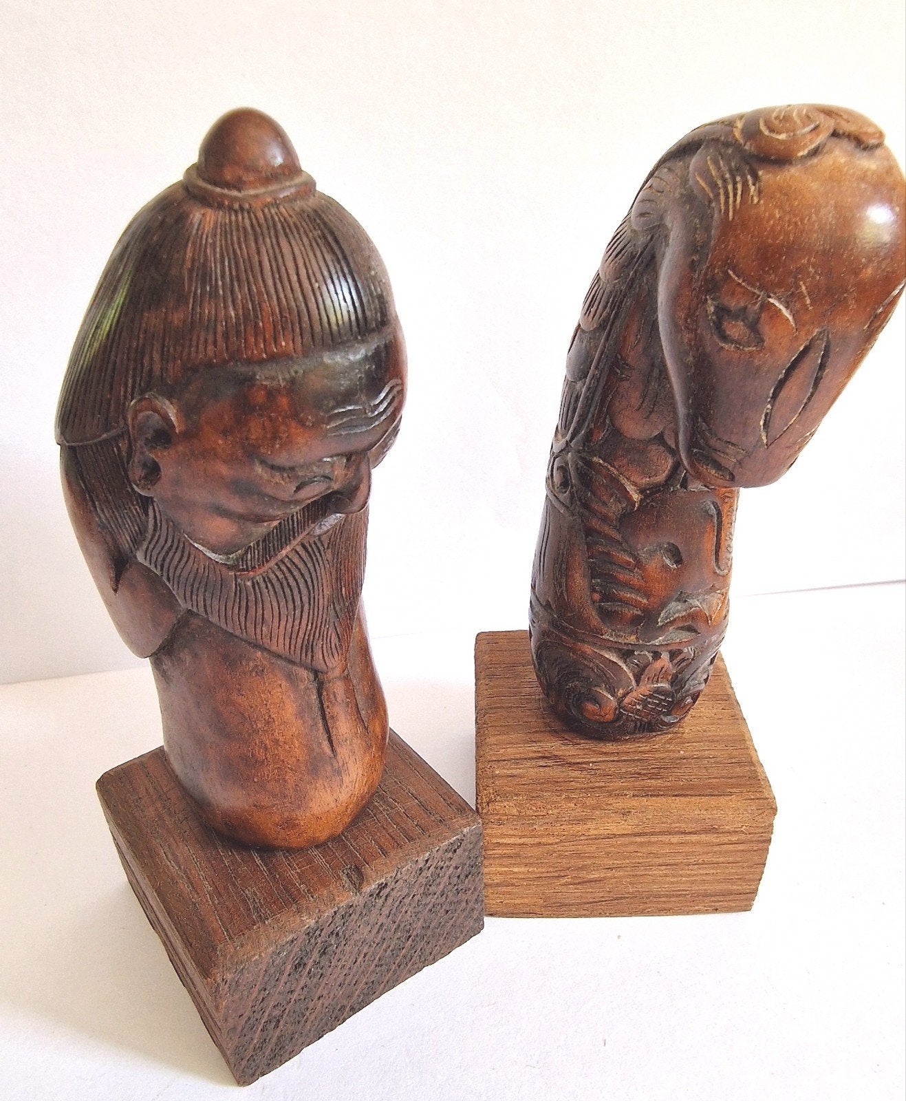 Twee handgesneden houten beelden op sokkel, Overige onderwerpen, Minder dan 20 cm, Ophalen of Verzenden, Beeld