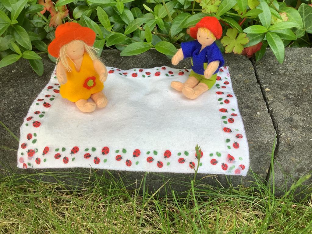 Voor de Seizoenstafel, Zomerpicknick ,wolvilt, Ophalen of Verzenden, Nieuw, Figuurtje(s), Wolvilt