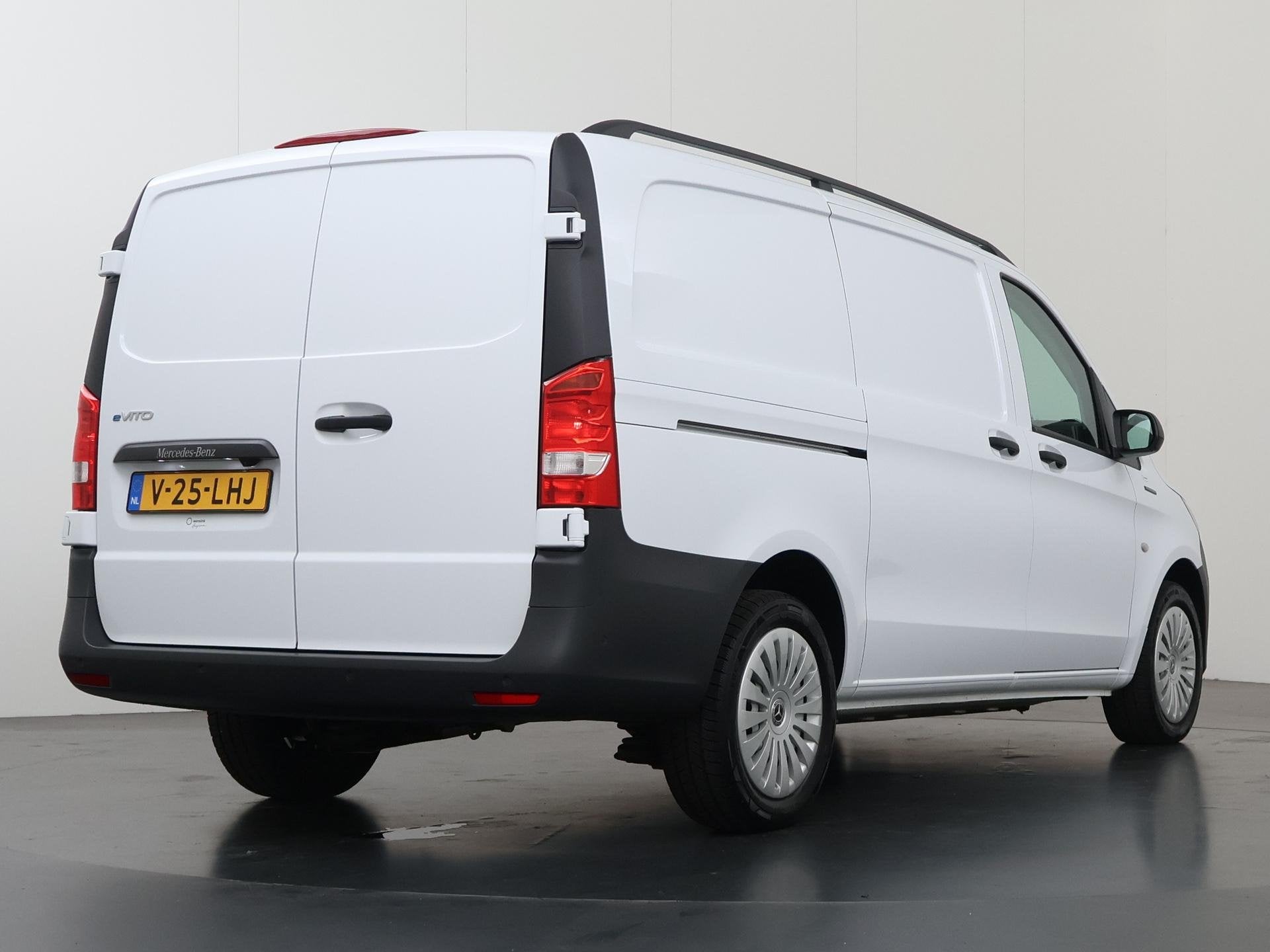 Mercedes-Benz eVito | L2 | 66 kWh | AIRCO | NAVIGATIE | PARK, Stof, Gebruikt, Zwart, 2242 kg