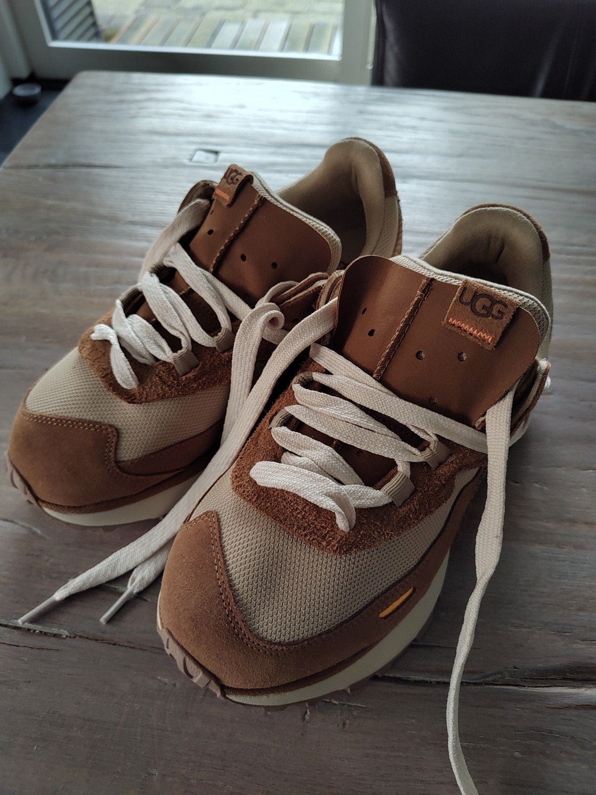 Uggs sneakers van leer, ongedragen, maat 43, UGG, Bruin, Ophalen of Verzenden, Zo goed als nieuw