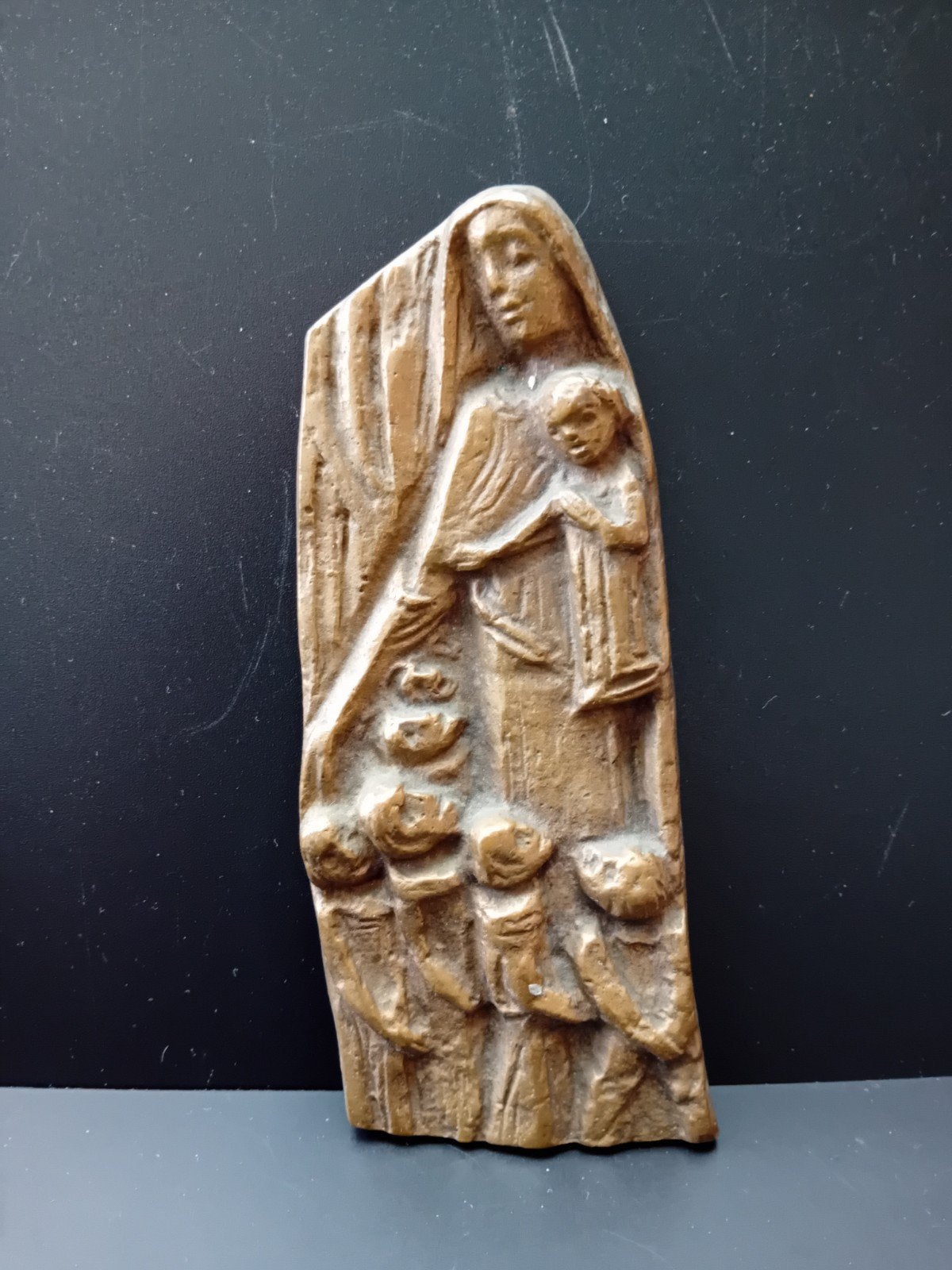 Bronzen reliëf: Maria met Kind en aanbiddende figuren, Verzenden, 20 - 50 cm, Beeld, Bruin