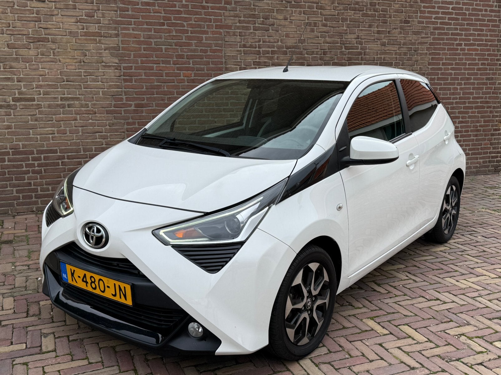 Toyota Aygo 1.0 VVT-i X-Shift Automaat Recent onderhoud, Dealer onderhouden, Leder en Stof, Wit, Automatische klimaatregeling