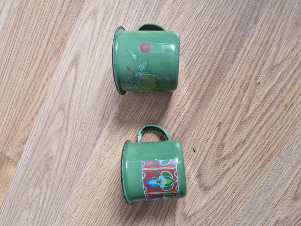 2 kleine reseda groene emaille bekertjes., Antiek en Kunst, Ophalen of Verzenden