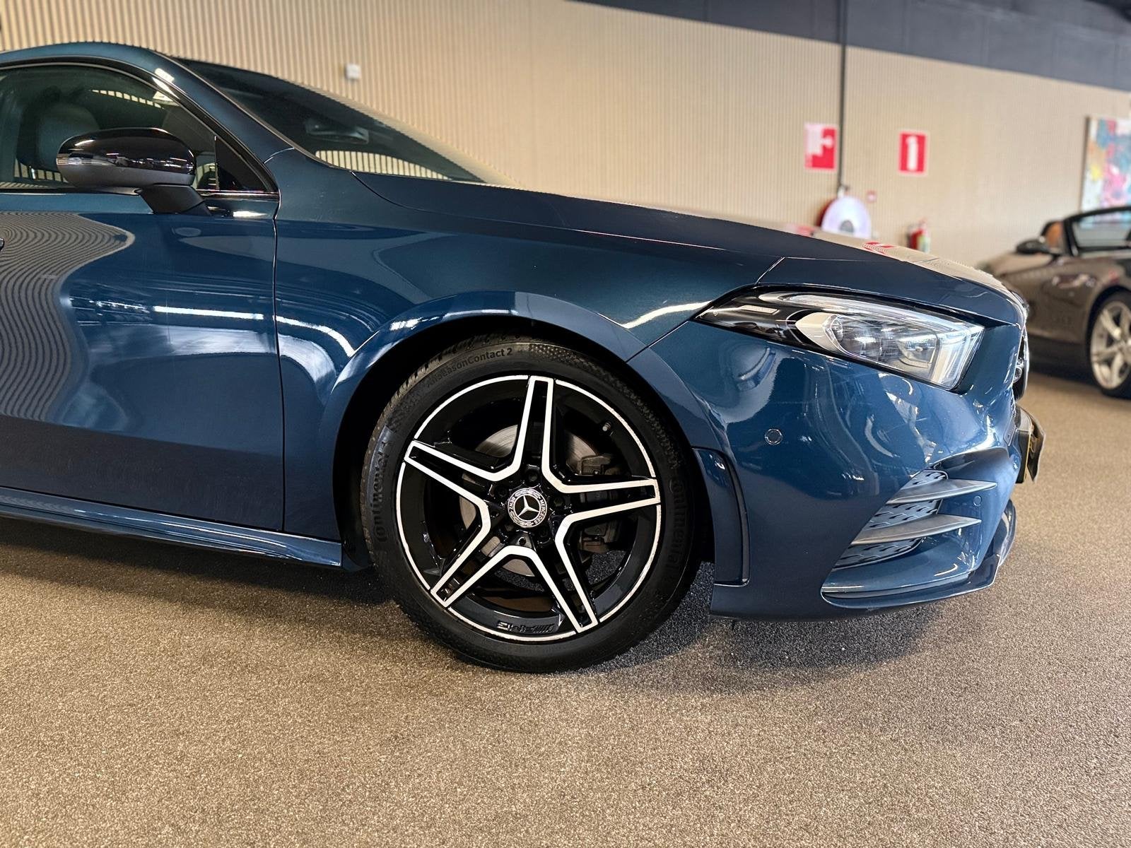 Mercedes-Benz A-Klasse 180 Sedan AMG STYLING-PANORAMA-MEMORY, Auto's, 136 pk, 4 cilinders, Blauw, Origineel Nederlands