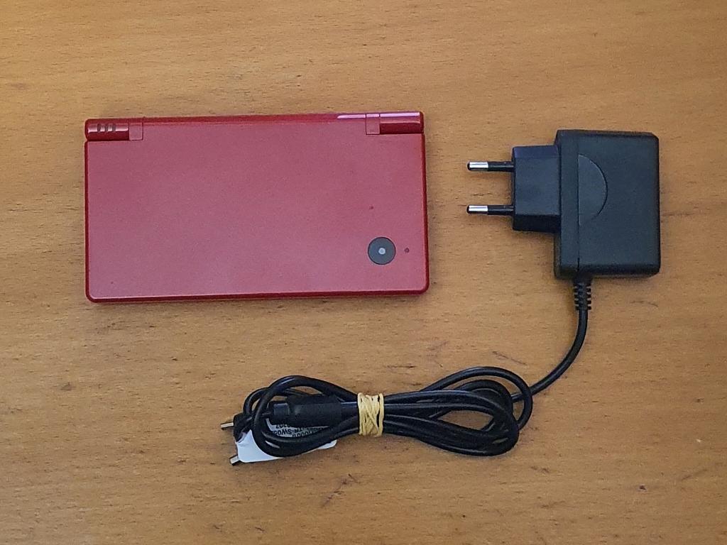 Nintendo DSi ROOD Edition met OPLADER, Spelcomputers en Games, Spelcomputers | Nintendo DS, Ophalen of Verzenden, Gebruikt, Rood