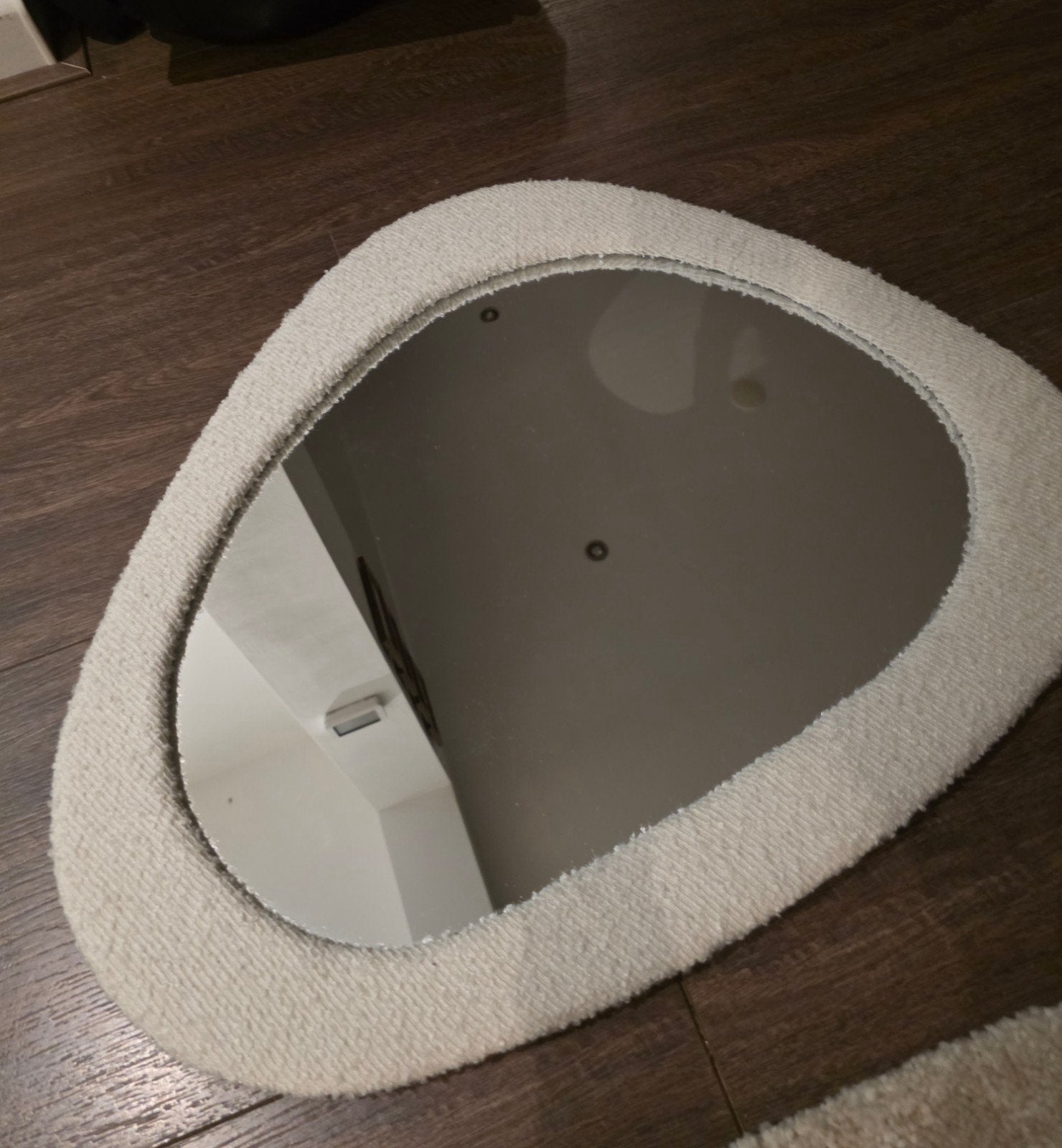 Uniek organisch gevormde spiegel met teddy stof, Ophalen of Verzenden, Minder dan 50 cm, Minder dan 100 cm