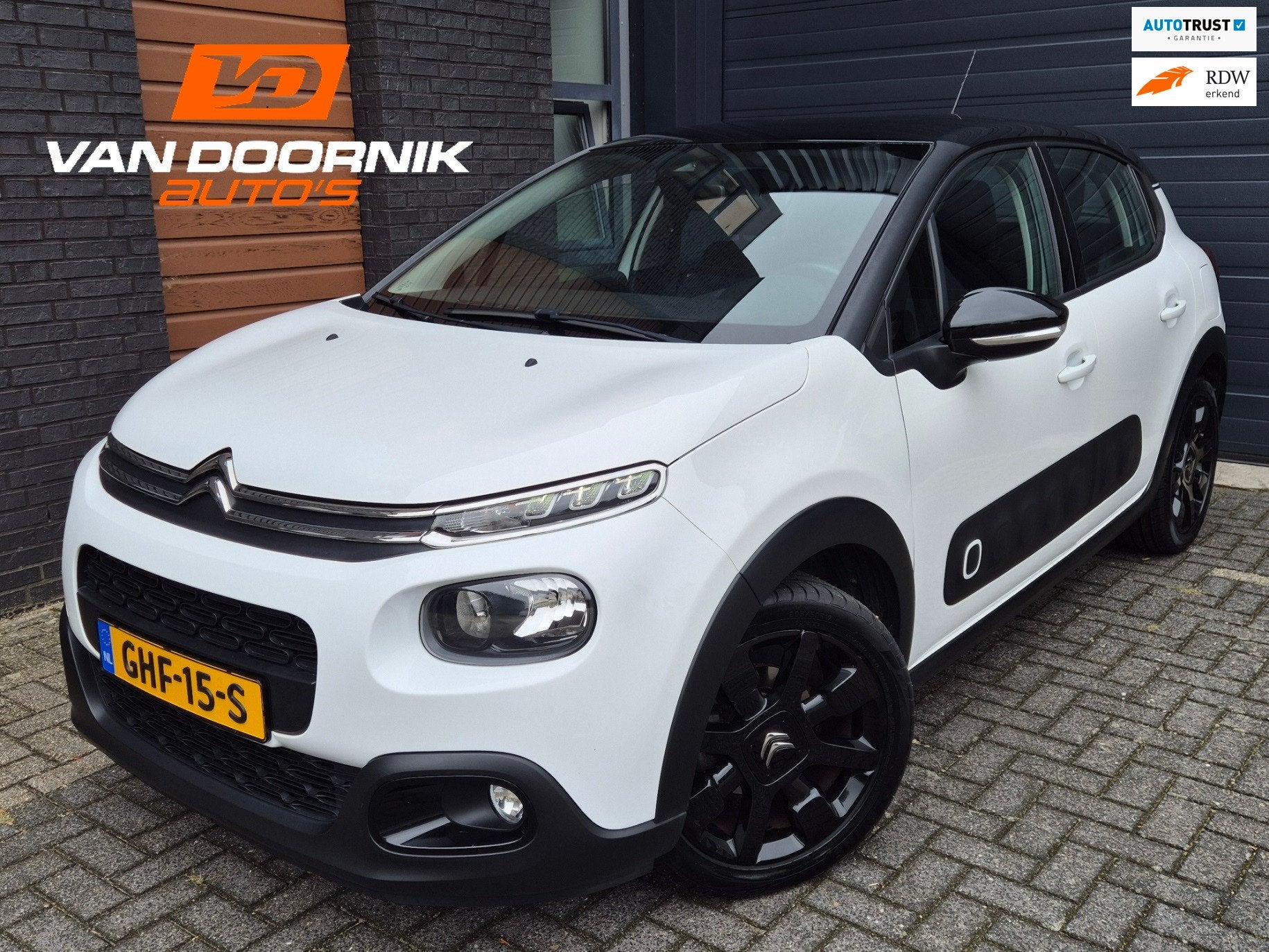 Citroen C3 1.2 PureTech Shine 110PK Automaat/Navigatie/Carpl, Auto's, Gebruikt, Euro 6, 1199 cc, 450 kg