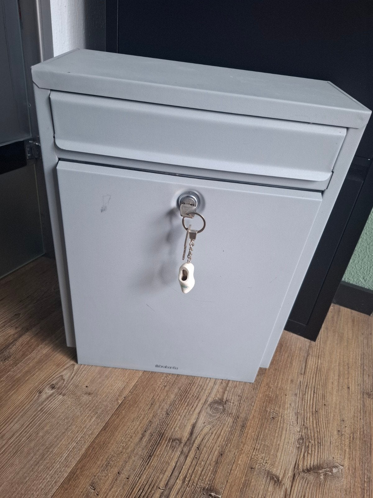 Brabantia brievenbus - Grijs -, Tuin en Terras, Brievenbussen, Ophalen of Verzenden, Gebruikt, Staal, Staande brievenbus