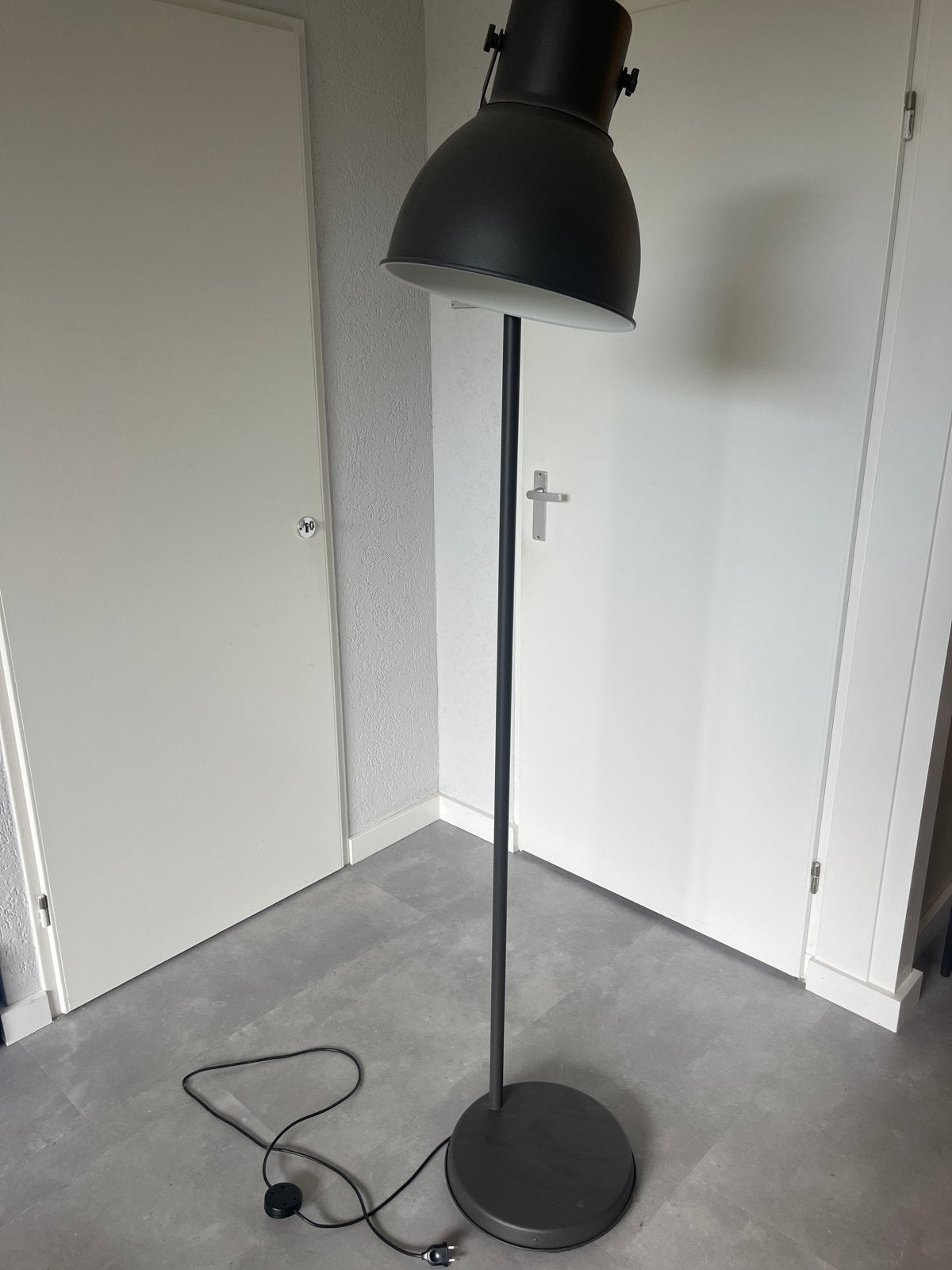 Zwarte staande lamp met grote kap, Huis en Inrichting, Lampen | Vloerlampen, Ophalen, Gebruikt, E27 (groot), Metaal