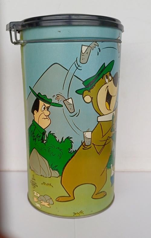 Hanna Barbera Yogi Bear beschuitbus metaal 1975 verzamelitem, Verzamelen, Ophalen of Verzenden, Kuifje, Gebruikt, Beeldje of Figuurtje