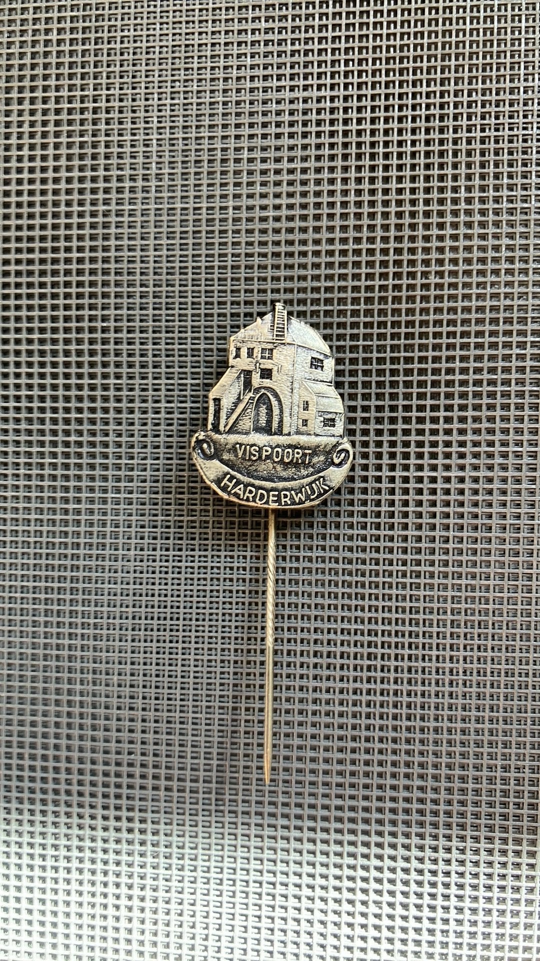 Speldje Vispoort Harderwijk, Verzamelen, Speldjes, Pins en Buttons, Verzenden, Gebruikt, Overige onderwerpen, Speldje of Pin