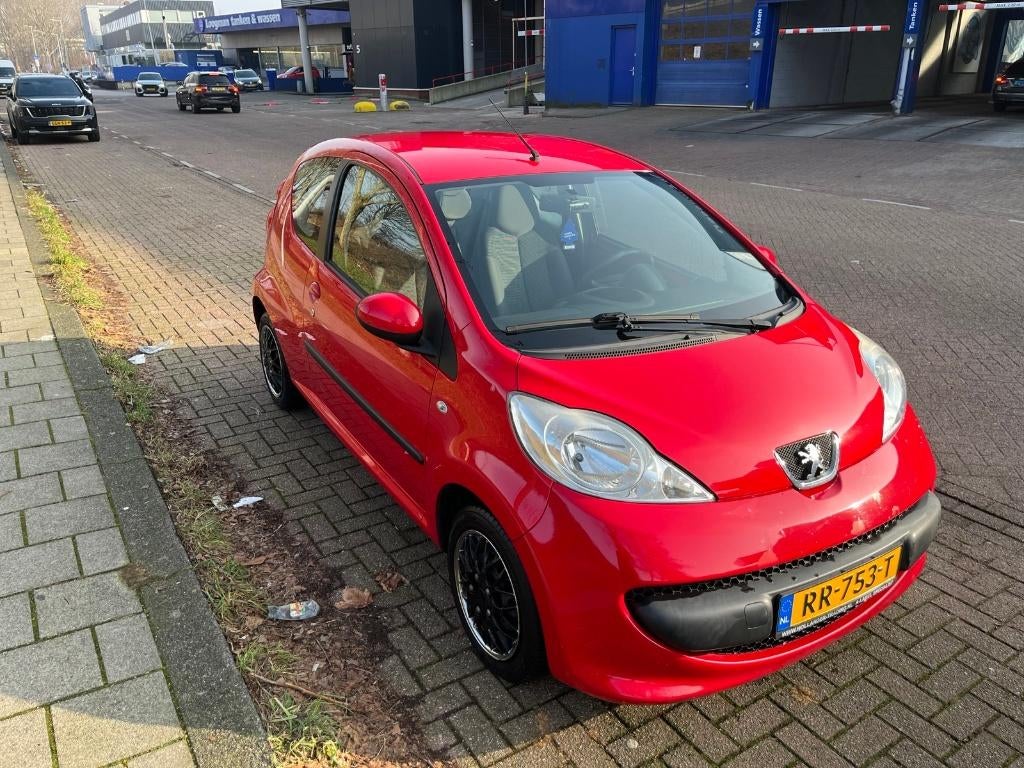 Peugeot 107 1.0 12V 3DR 2006 Rood, Auto's, Voorwielaandrijving, Stof, 4 cilinders, 765 kg