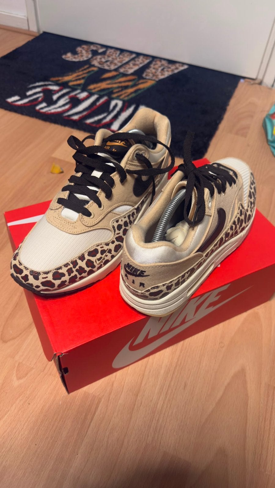 Nike Air Max 1 Leopard Print Sneakers, Kleding | Dames, Ophalen of Verzenden, Zo goed als nieuw, Beige, Sneakers of Gympen