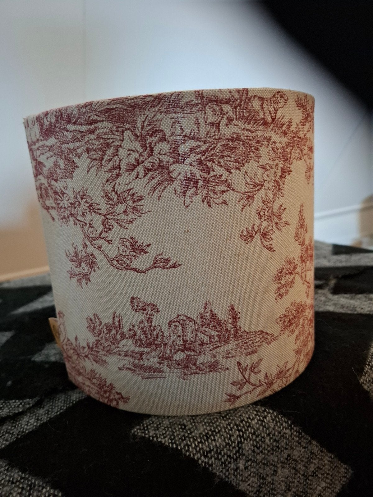 Handgemaakte lampenkap met rood-wit Toile de Jouy patroon, Rond, Ophalen of Verzenden, Zo goed als nieuw, Textiel