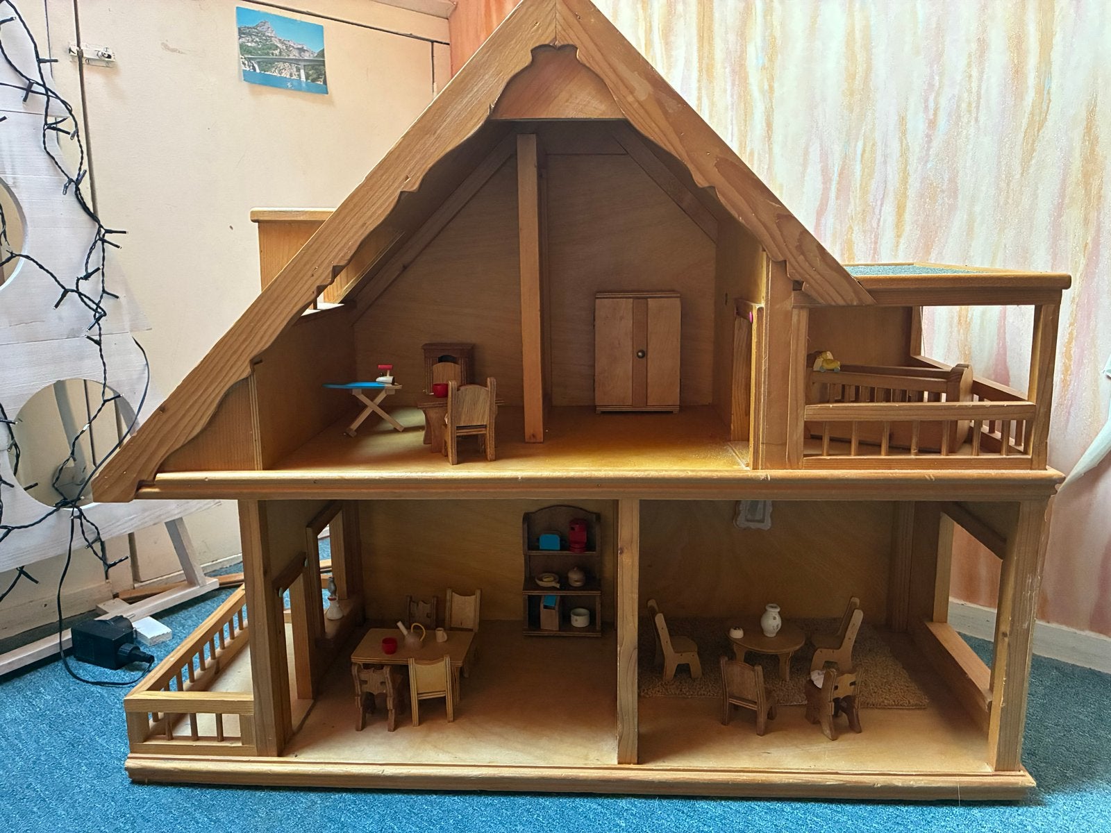 Prachtig houten poppenhuis met accessoires en dakleer, Ophalen, Gebruikt, Poppenhuis