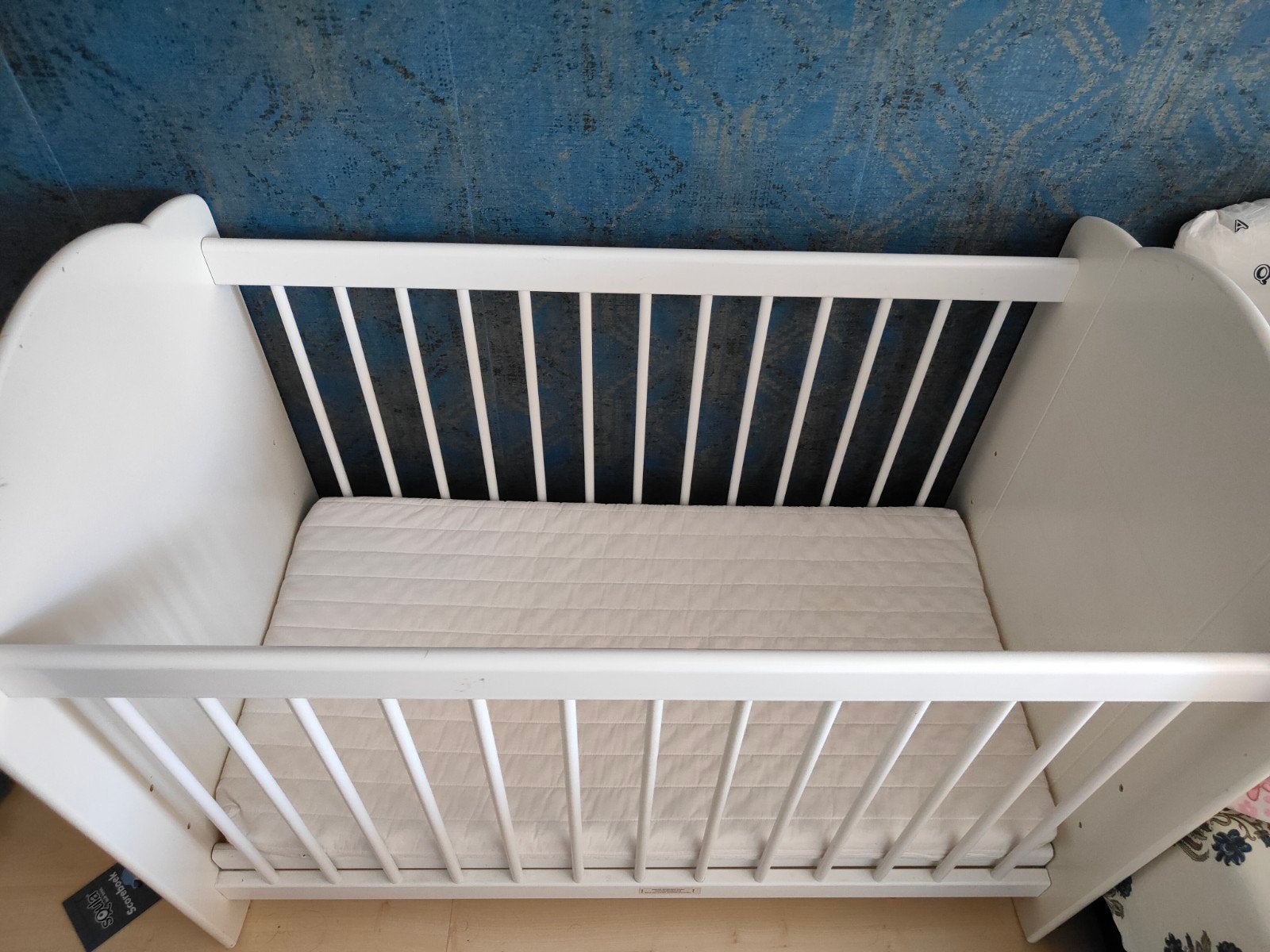 Wit houten ledikantje met matras, Kinderen en Baby's, Babywiegjes en Ledikanten, Ophalen of Verzenden, Gebruikt, Ledikant