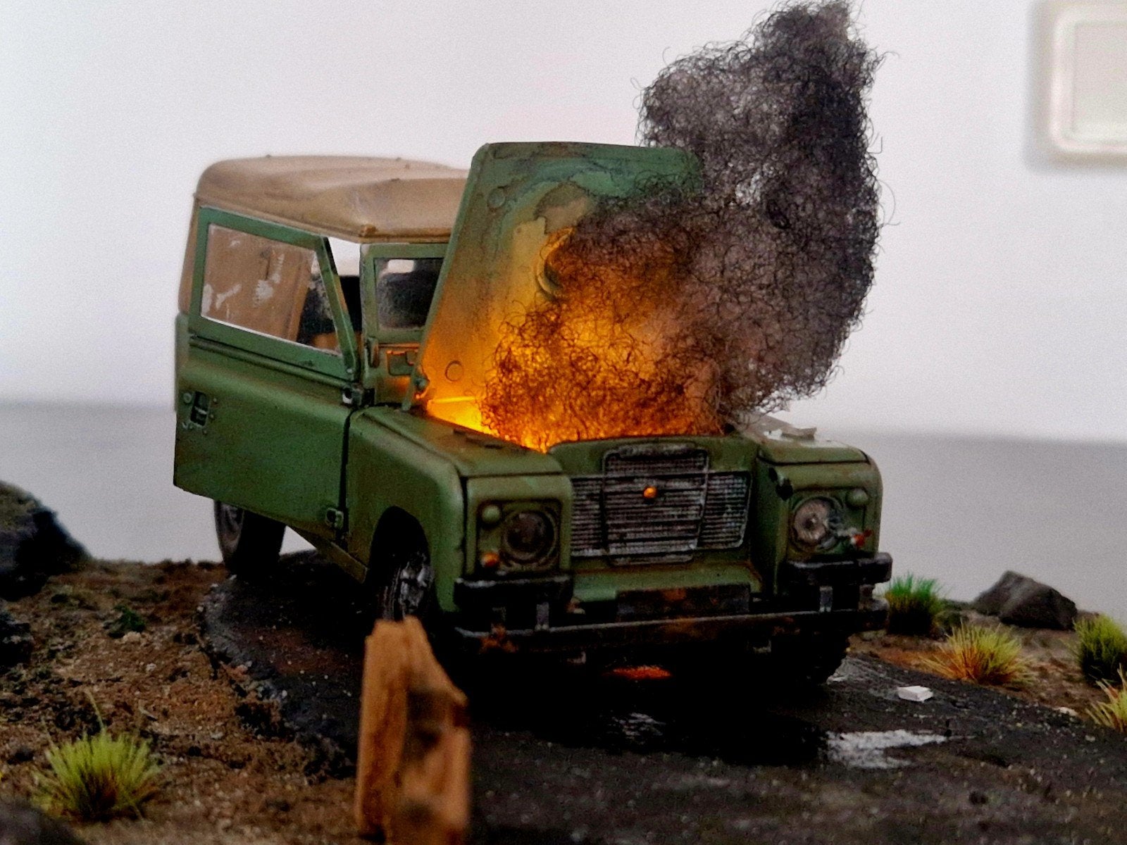 Diorama Land Rover in brand, schaal 1:35 op 20x20 basis, Hobby en Vrije tijd, Ophalen of Verzenden, 1:32 tot 1:50, Auto