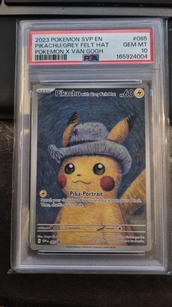 Pokémon Pikachu Grey Felt Hat PSA 10 - Pokémon x Van Gogh, Ophalen of Verzenden, Nieuw, Losse kaart
