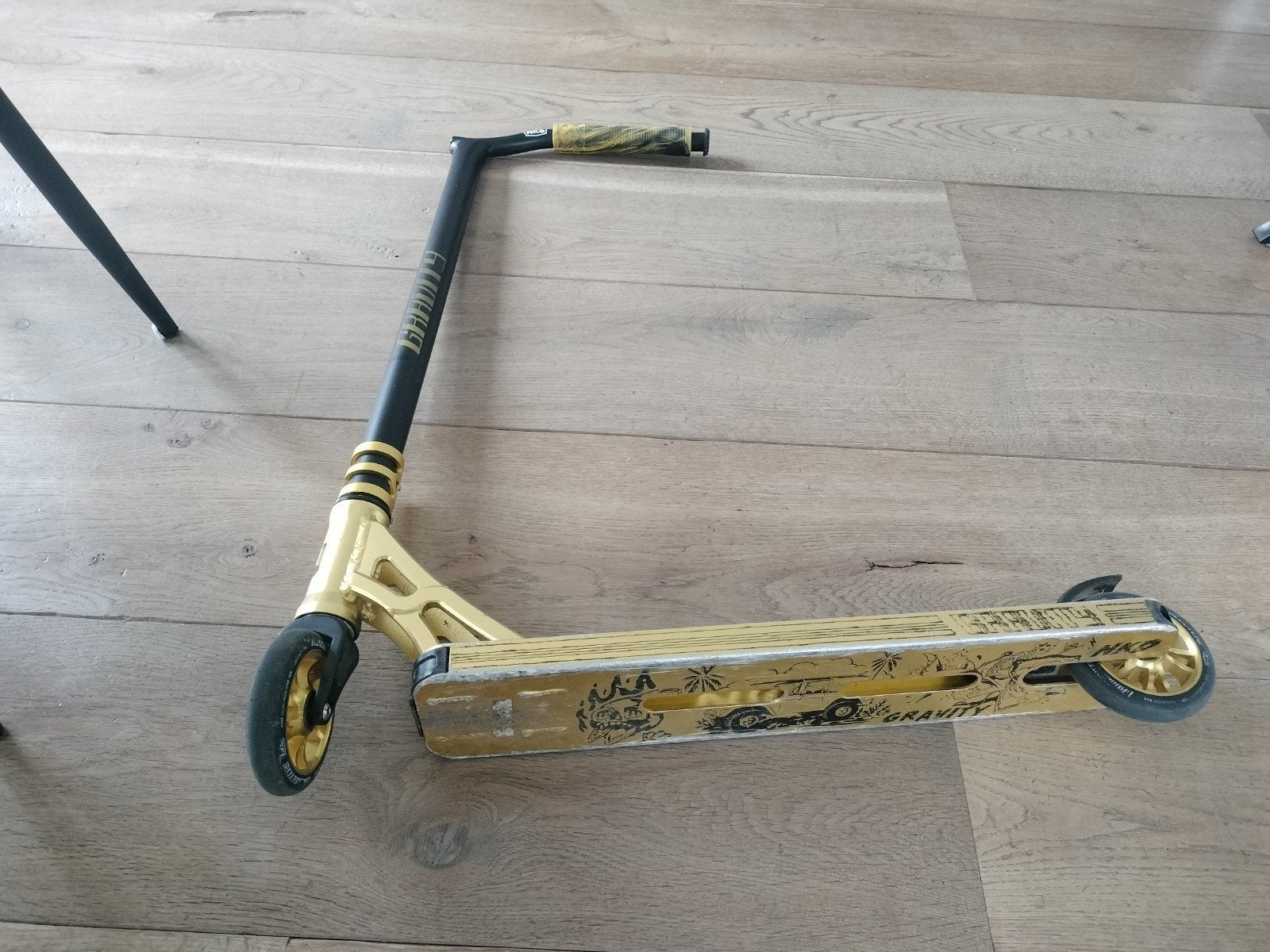 Stuntstep NKD Gravity met kapot stuur - Goud/Zwart, Fietsen en Brommers, Steps, Gebruikt, Gewone step, Ophalen of Verzenden