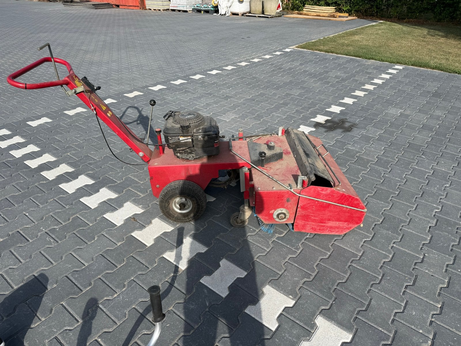Veegmachine met Briggs & Stratton motor - Goed werkend, Ophalen, Gebruikt