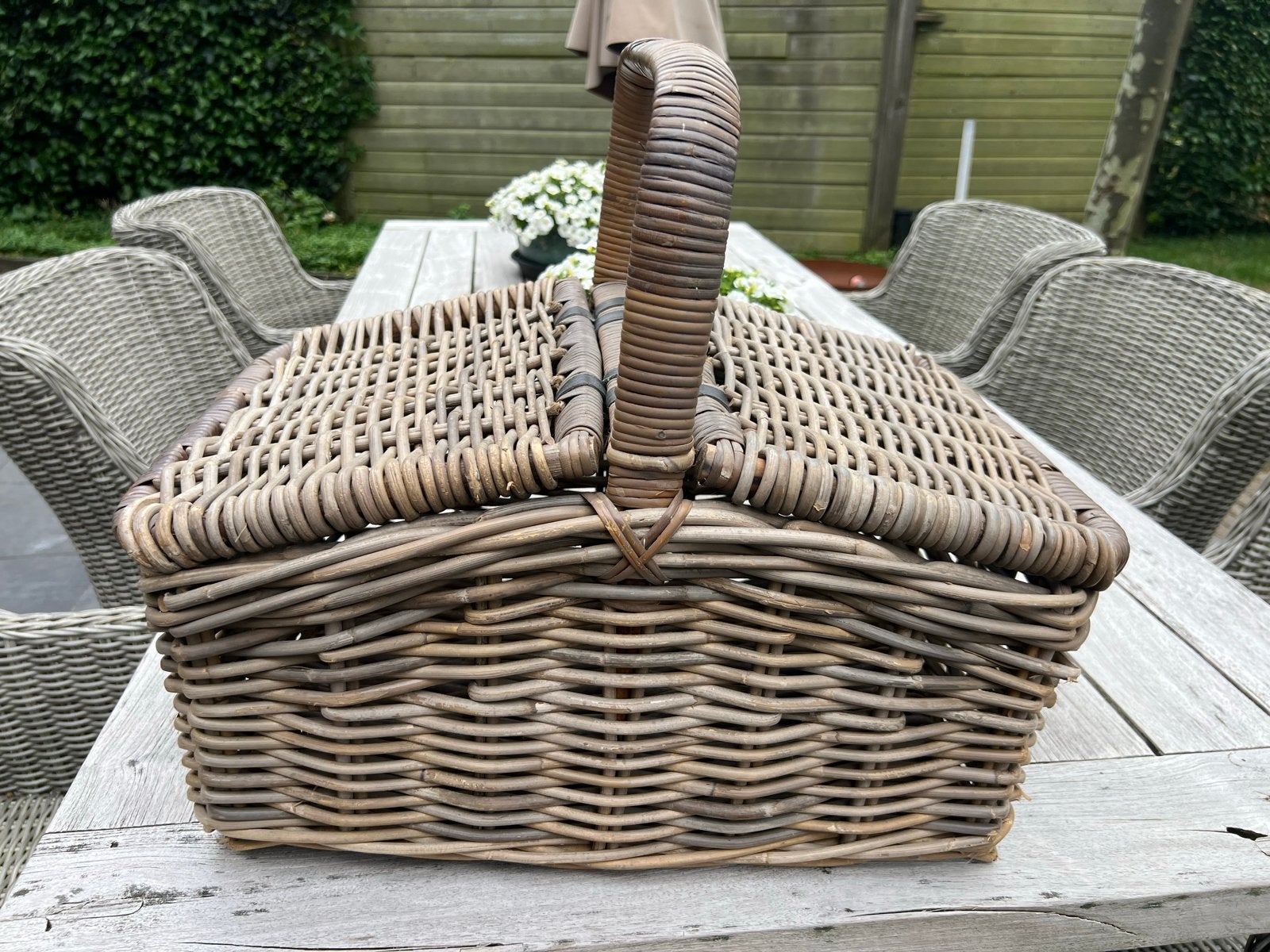 Grote rieten picknickmand met handvat, Ophalen, Zo goed als nieuw, Zonder inhoud