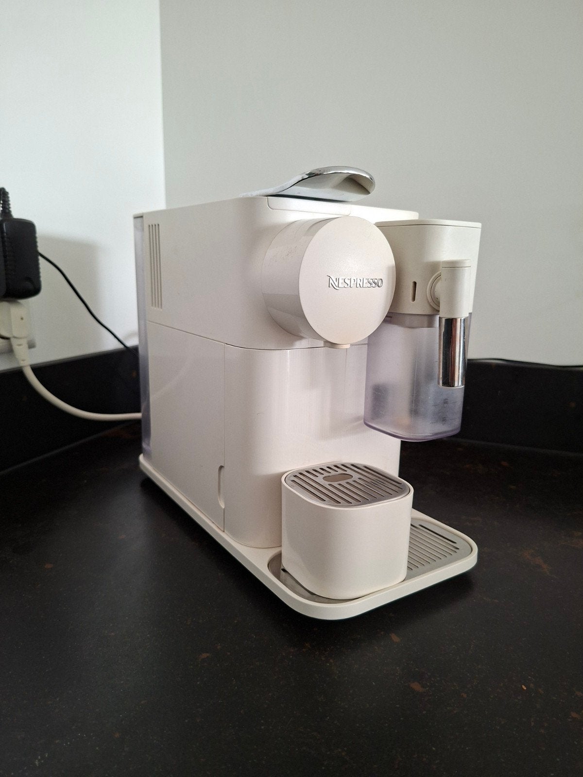 Nespresso Lattissima One - Goede staat, Witgoed en Apparatuur, Ophalen, Espresso apparaat, Zo goed als nieuw, Koffiepads en cups