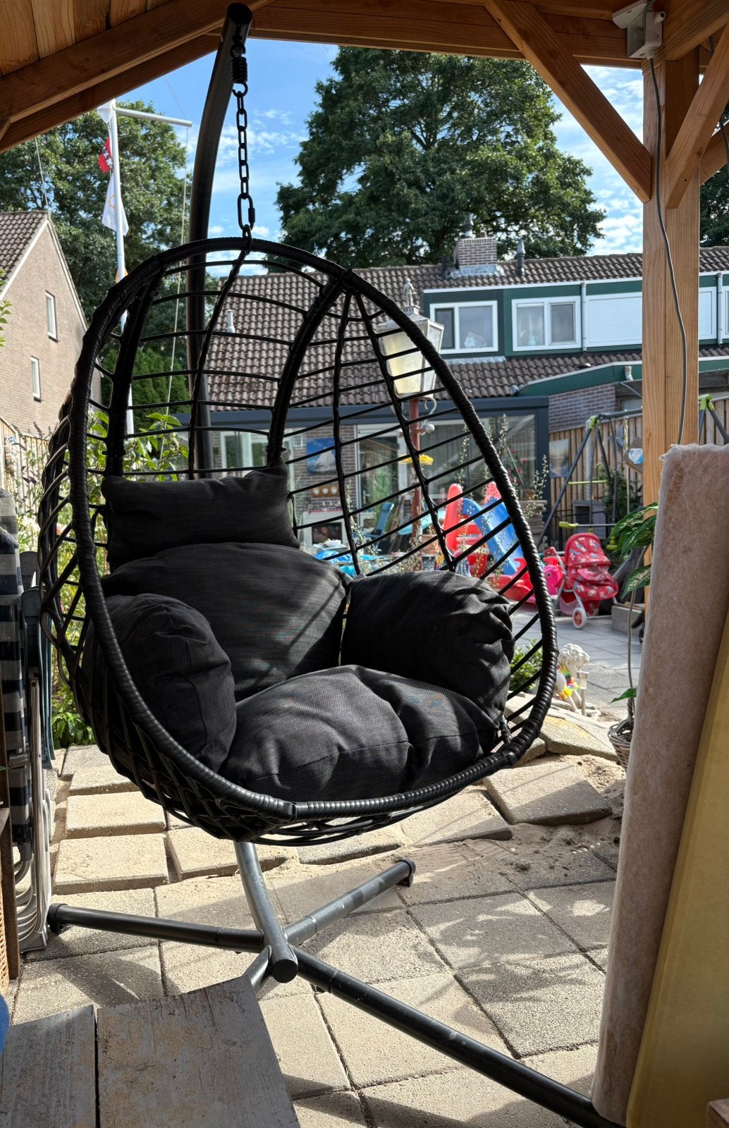 Wie word blij van deze hangstoel ? Hier bleek hij tè groot i, Ophalen, Zo goed als nieuw, Metaal