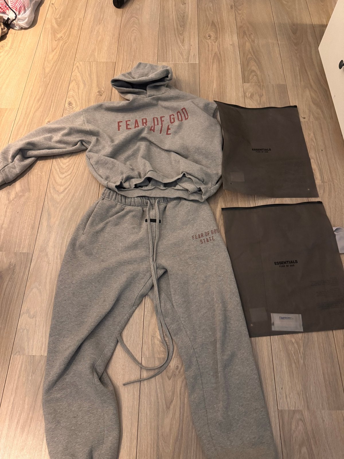 Essentials Fear of God Grijs met Rode Letters Hoodie & Broek, Ophalen of Verzenden, Zo goed als nieuw, Maat 34 (XS) of kleiner
