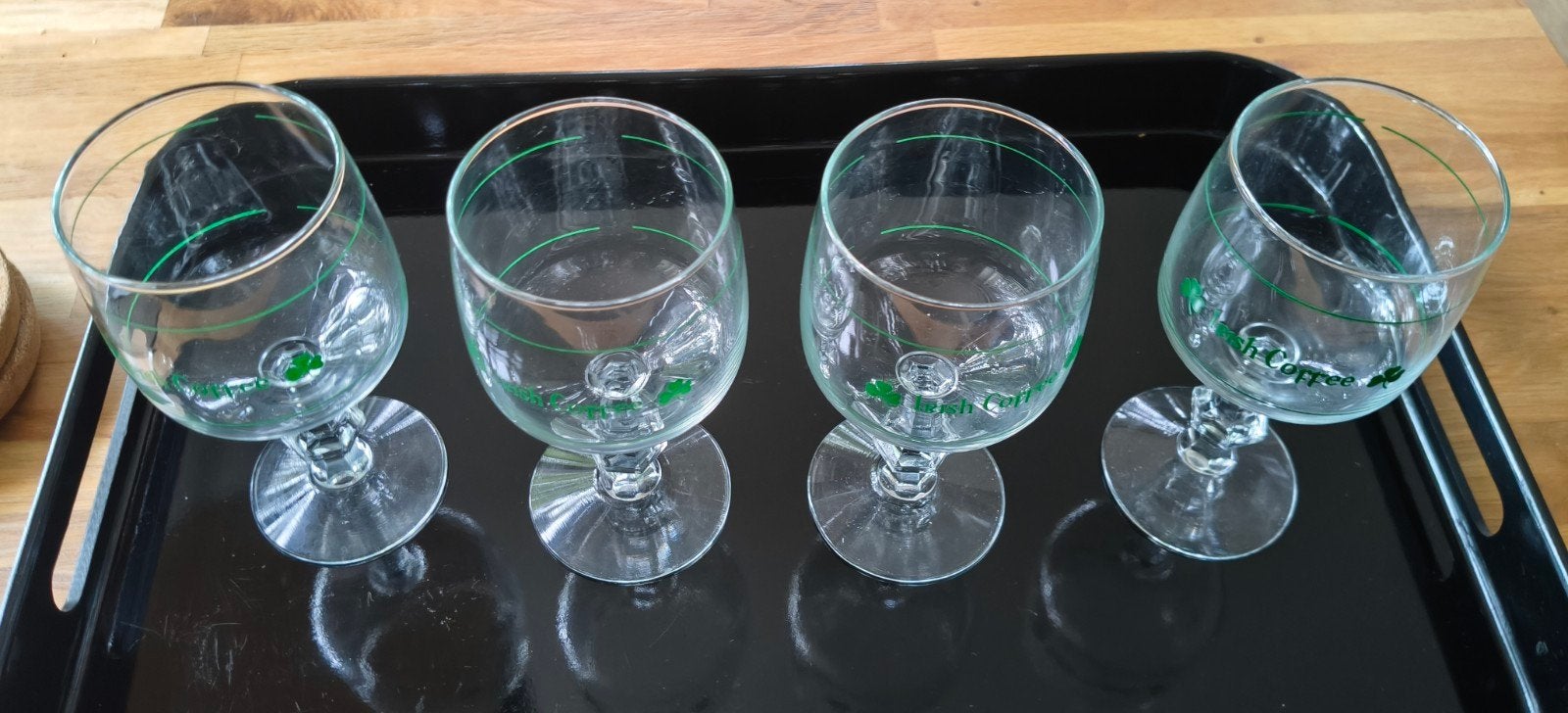 Set van 4 Irish Coffee glazen,  mooie voet, groene opdruk, Huis en Inrichting, Glas of Glazen, Gebruikt, Overige merken, Klassiek