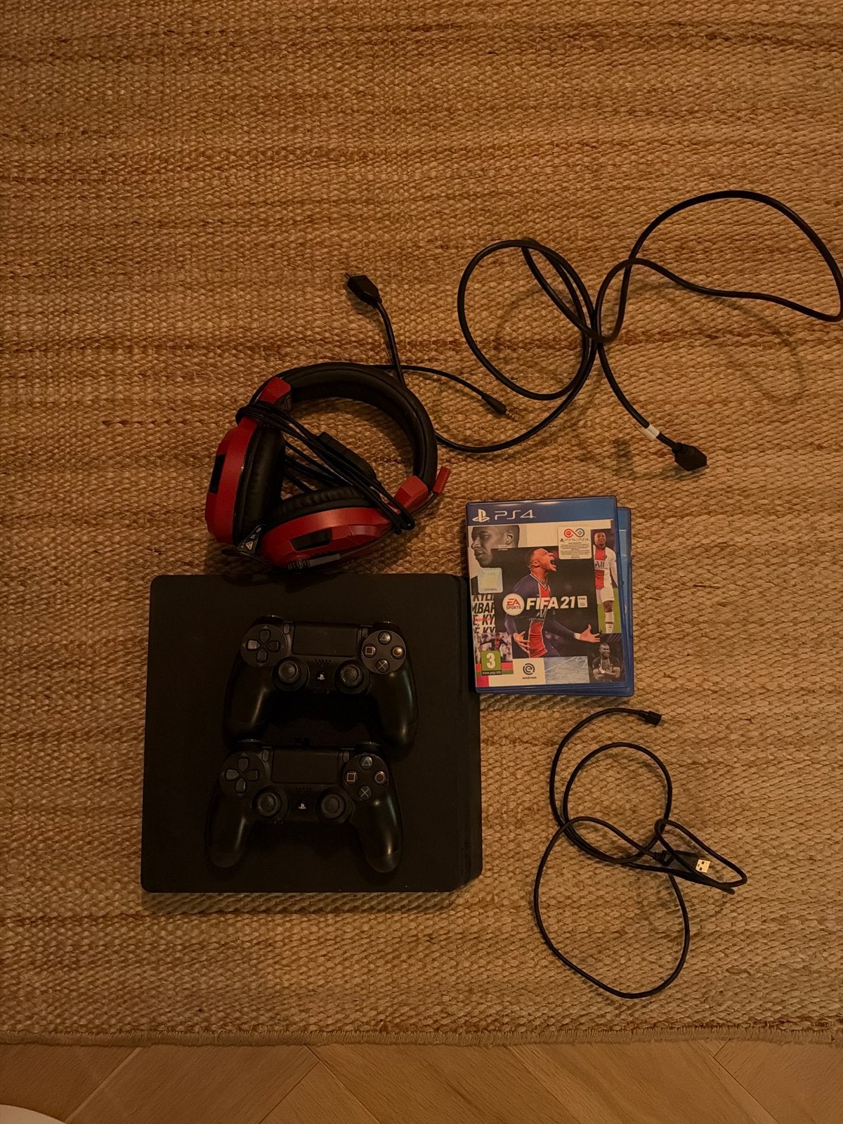 PlayStation 4 Slim met 2 controllers, headset en FIFA 21, Ophalen, Gebruikt, 2 spelers, Eén computer
